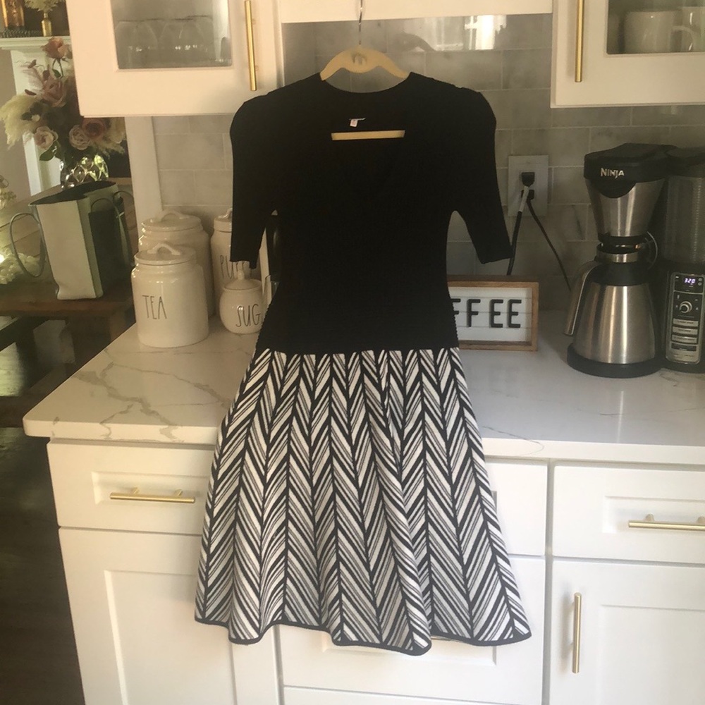 Back And White Ribbed Dress - Picture 2 of 5